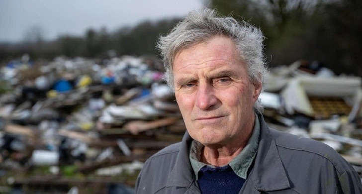 Британцы собрали деньги, чтобы помочь фермеру очистить поле от 200 тонн мусора