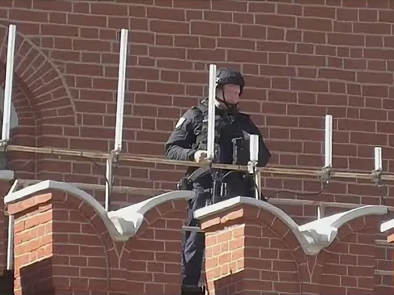 СМИ: в Москве сотрудники ФСО с оружием взяли Кремль в кольцо — что происходит