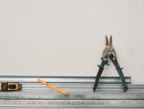 Монтаж плинтуса с кабель-каналом на бетонные стены