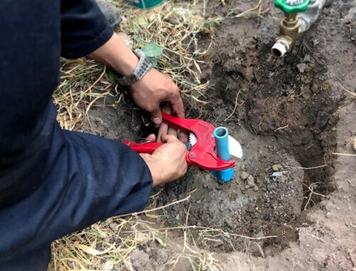 Как приварить трубу водоснабжения в труднодоступном месте инвертором