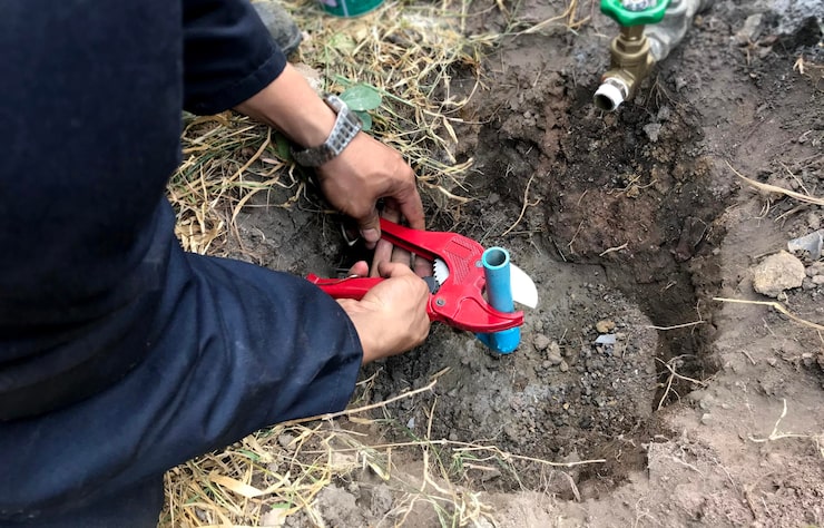 Как приварить трубу водоснабжения в труднодоступном месте инвертором